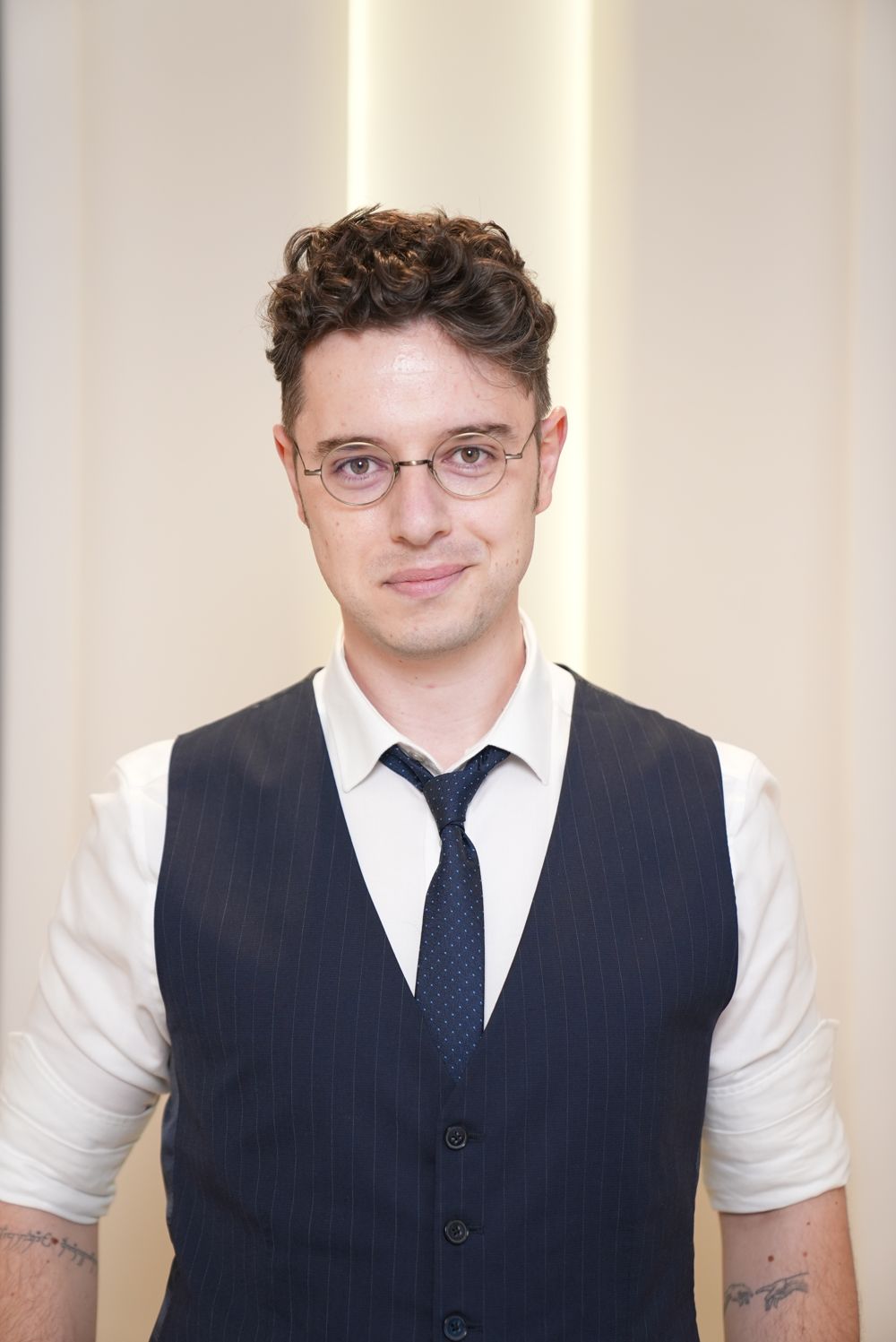 Dr. Adem Aydın, muayenehanesinde